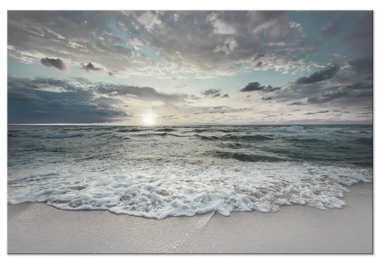 Magischer Strand - Meereslandschaft mit Wellen und aufgehender Sonne