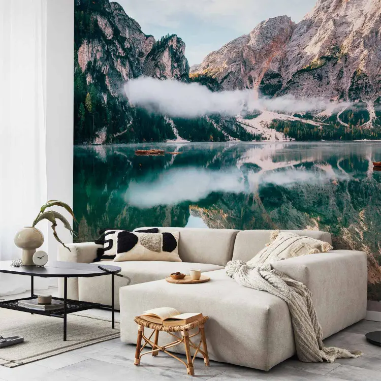 Dolomiten und See - Landschaft mit Haus und Booten vor Bergen