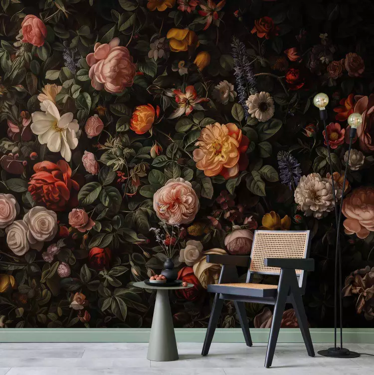 Blumenparadies - reiche Komposition aus Rosen auf dunklem Hintergrund