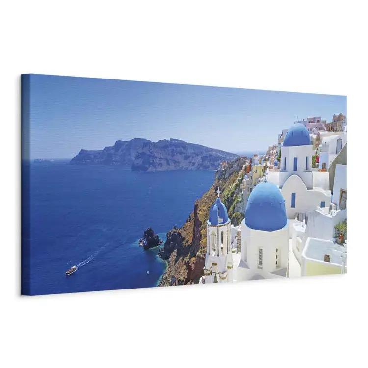 Blick auf Santorin - blaue Kuppeln und weiße Gebäude über der Ägäis
