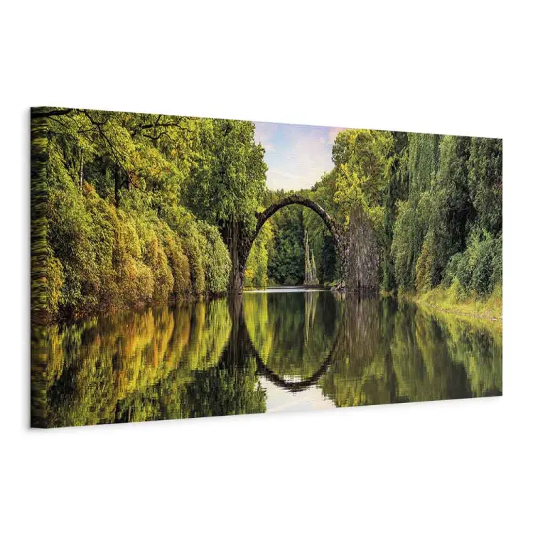 Teufelsbrücke - Ein geheimnisvolles Bauwerk über dem Wasser, umgeben von üppiger Vegetation