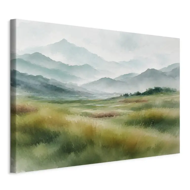 Aquarellberge – eine neblige Landschaft mit einer weiten grünen Wiese