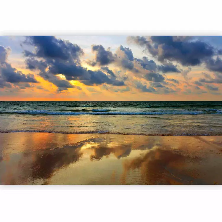 Küstenlandschaft - Sonnenuntergang am Meer vor bewölktem Himmel