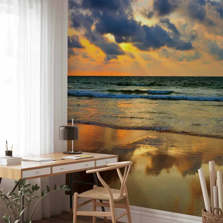 Küstenlandschaft - Sonnenuntergang am Meer vor bewölktem Himmel