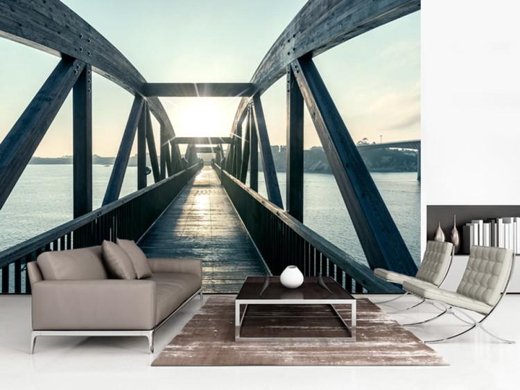Fototapete Stadtarchitektur - Holzbrücke über Fluss im Sonnenlicht