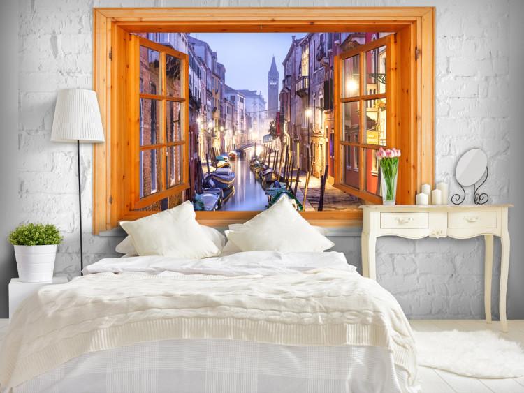 Fototapete Fensterblick - Blick auf den Kanal in Venedig mit hellem Holzrahmen