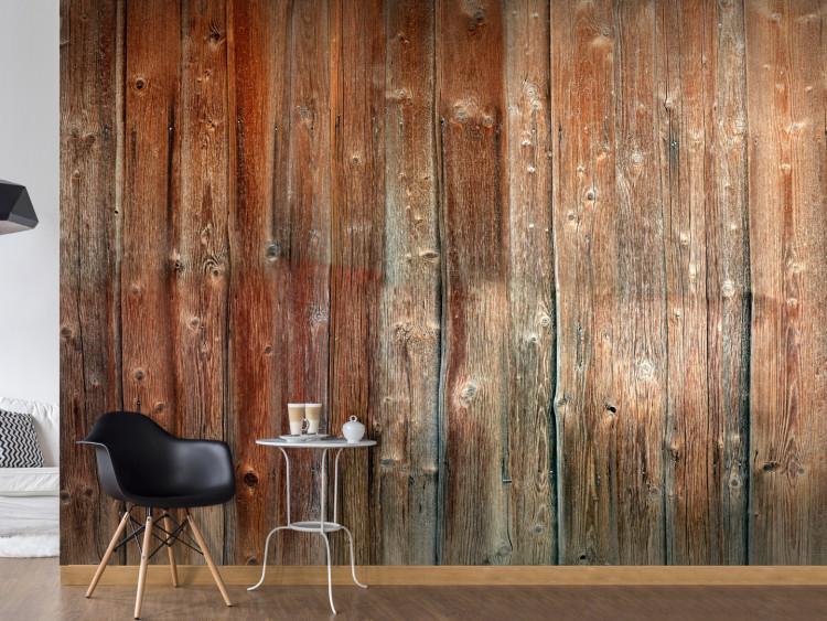 Fototapete Mahagoni-Fassade - asymmetrisch angeordnete Rohholzstücke in warmen Brauntönen schaffen ein rustikales Muster