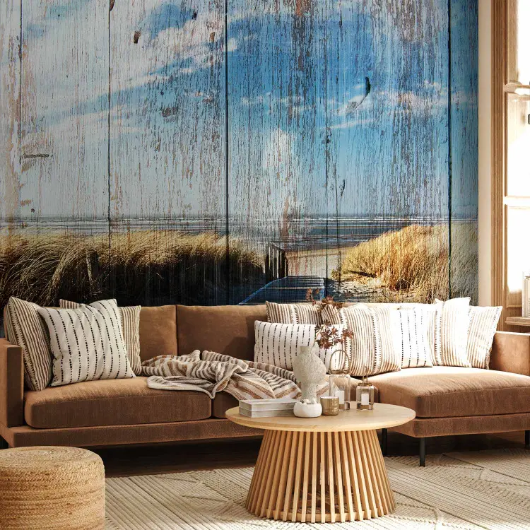 Sommerlandschaft - sandiger Strand und Meer auf Holzstruktur