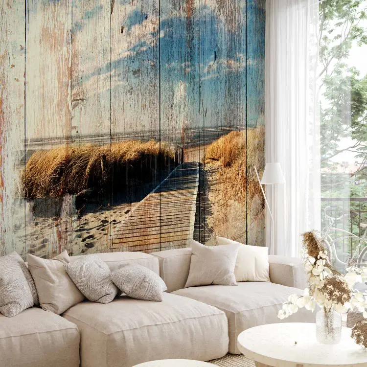 Sommerpanorama - sanftes Strandszenario mit Meer auf Holzstruktur