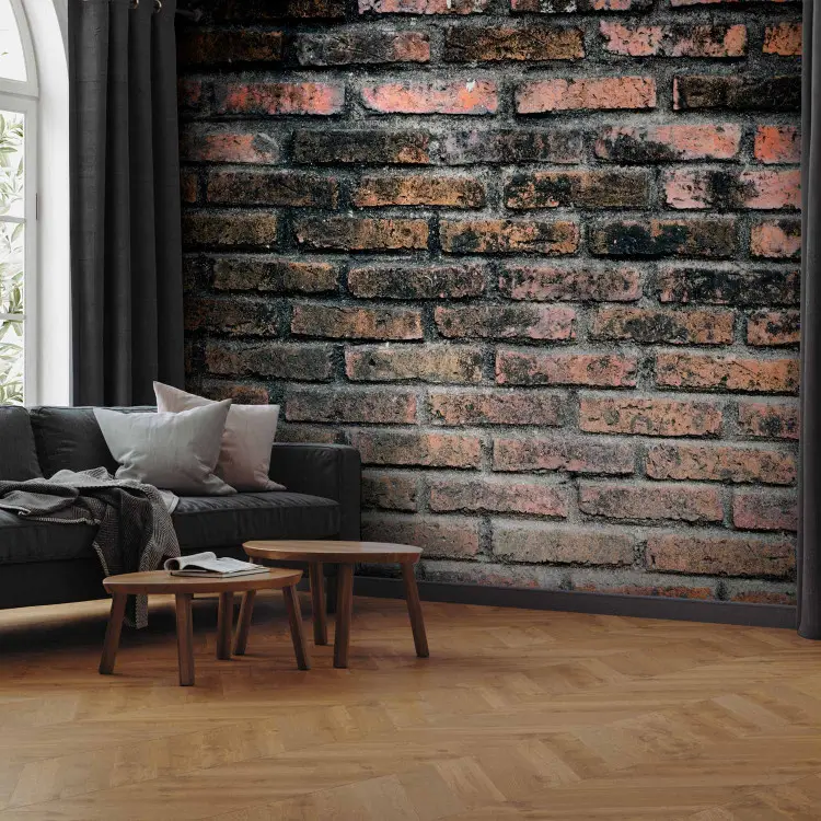 Industrielle Atmosphäre - eine Wand aus alten roten Backsteinen, ein perfektes Thema für Innenräume im Industrie- und Loft-Stil