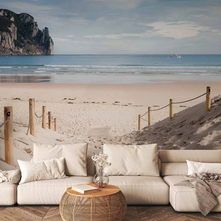 Heiße Juli - Meereslandschaft mit Sandstrand und Felsen vor Himmel