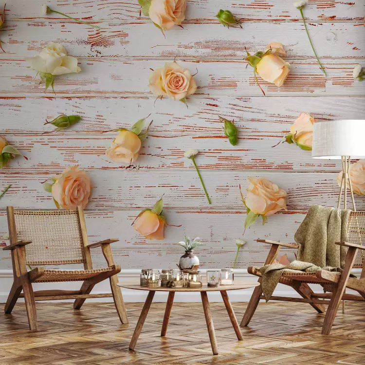 Romantische blumige Komposition - Rosen und Gänseblümchen auf Holz