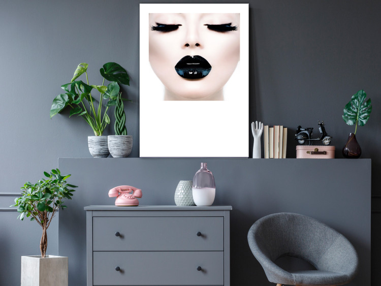 Wandbild Der Kuss - eine Frau mit schwarzen Lippen und geschlossenen Augen 114941 additionalImage 3