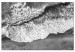 Wandbild Ozeanufer - SW-Foto mit Wellen, die gegen den Strand schlagen 115161