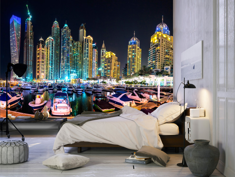 Vlies Fototapete Nacht in Dubai und Marina - Moderne Boote vor der beleuchteten Stadt 99122