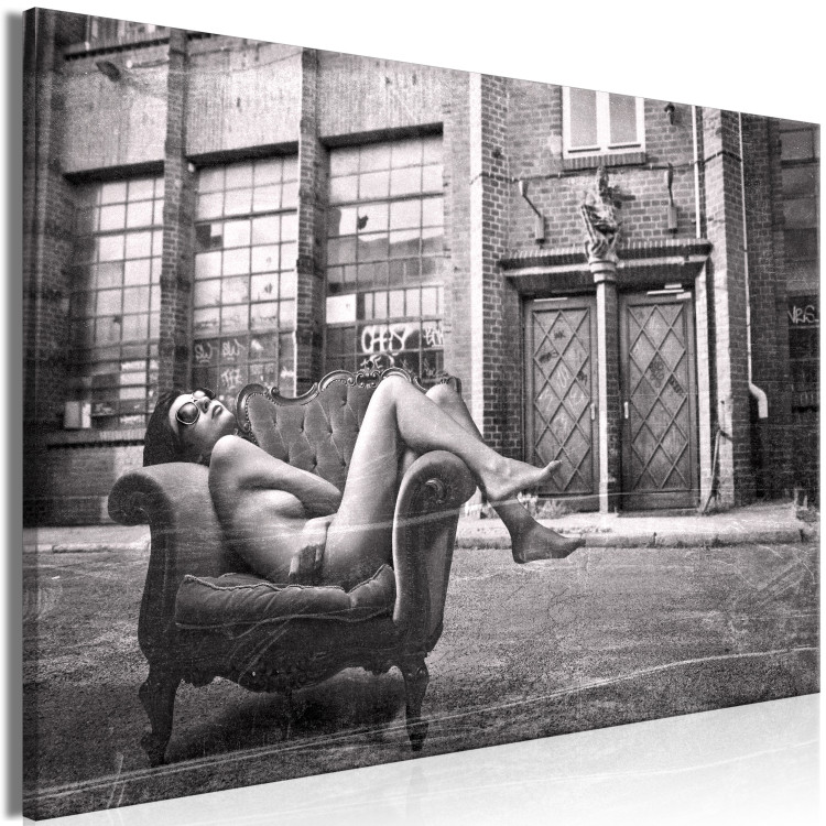 Bild auf Leinwand Frau auf dem Stuhl - Schwarzweiß-Foto im Glamour-Stil 134172 additionalImage 2