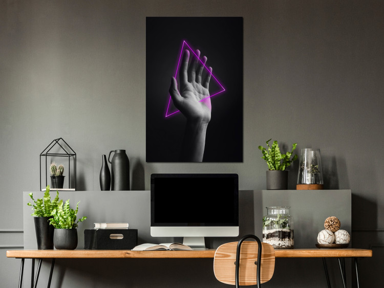 Bild auf Leinwand Dreieck in der Hand - Komposition mit einer Neonfigur in einer Hand 125083 additionalImage 3