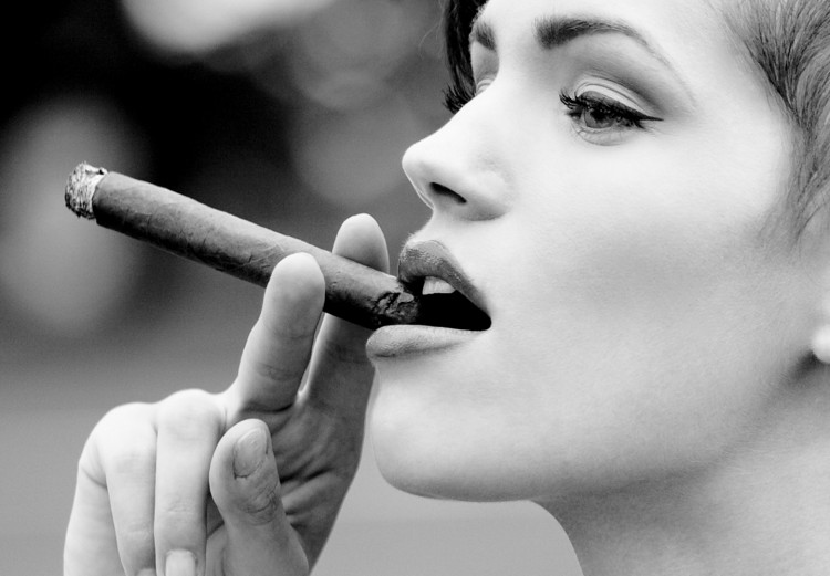 Leinwandbild Flirty Charme (1-teilig) - Frau mit Zigarre auf sSchwarz-Weiß 114554 additionalImage 5