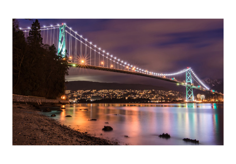 Vlies Fototapete Lions Gate Bridge, Vancouver (Kanada) – ein Stadtbild der Brücken- und Flussarchitektur einer kanadischen Nacht mit dem Stadtbild im Hintergrund 97246 additionalImage 1